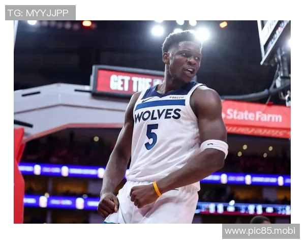 表现不佳！爱德华兹18投7中拿到23分出现5失误 三分8中1